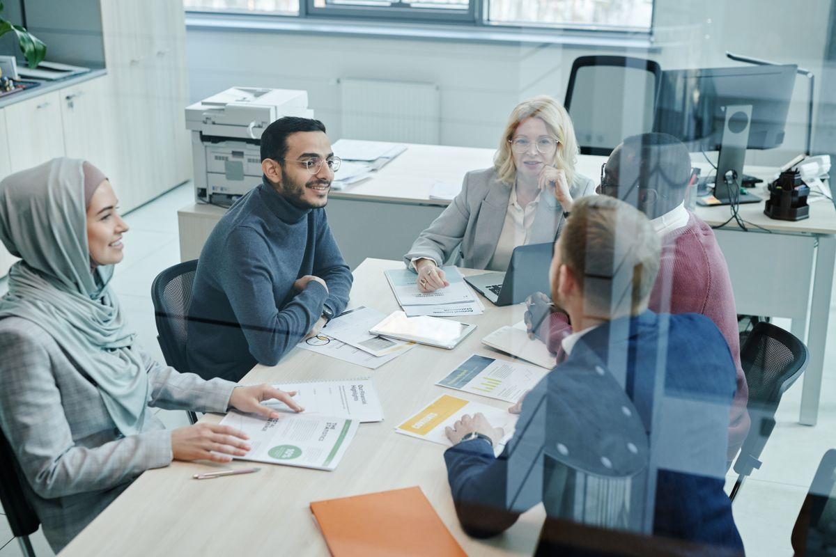Equipo de Lexpro colaborando en una reunión de trabajo