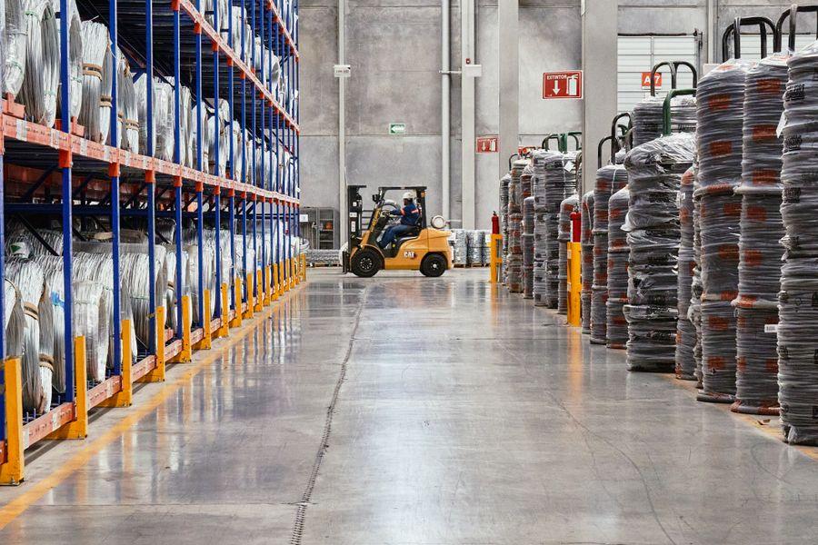Almacén logístico con montacargas