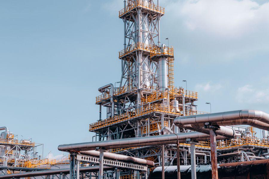 Torre de refinería del sector petrolero